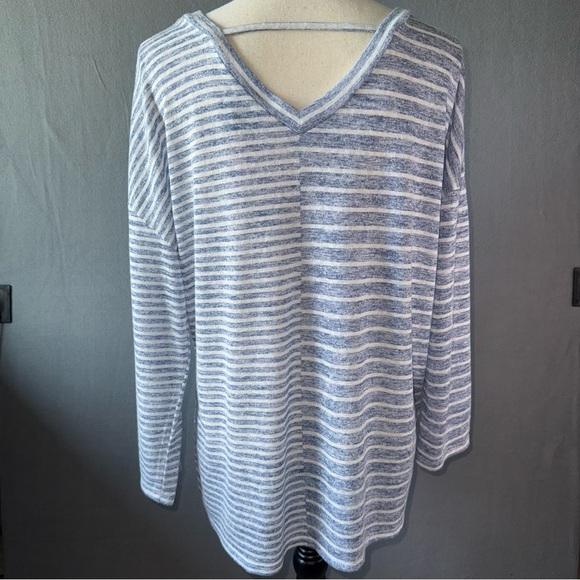 Berkley Jensen long sleeve Blue Striped V-Neck Top XL polyester Rayon - Picture 3 of 7